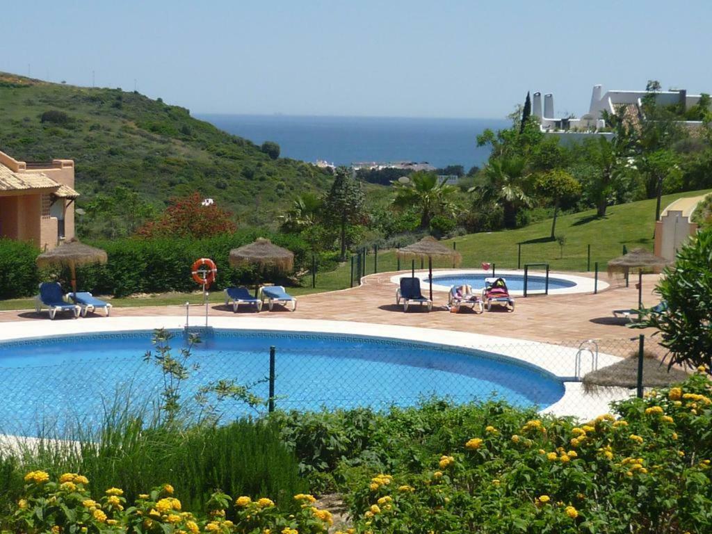 Casares Appart 2 Ch Dans Parc Tropical Avec Vue Sur Mer, Montagne Et Piscine Apartment Luaran gambar